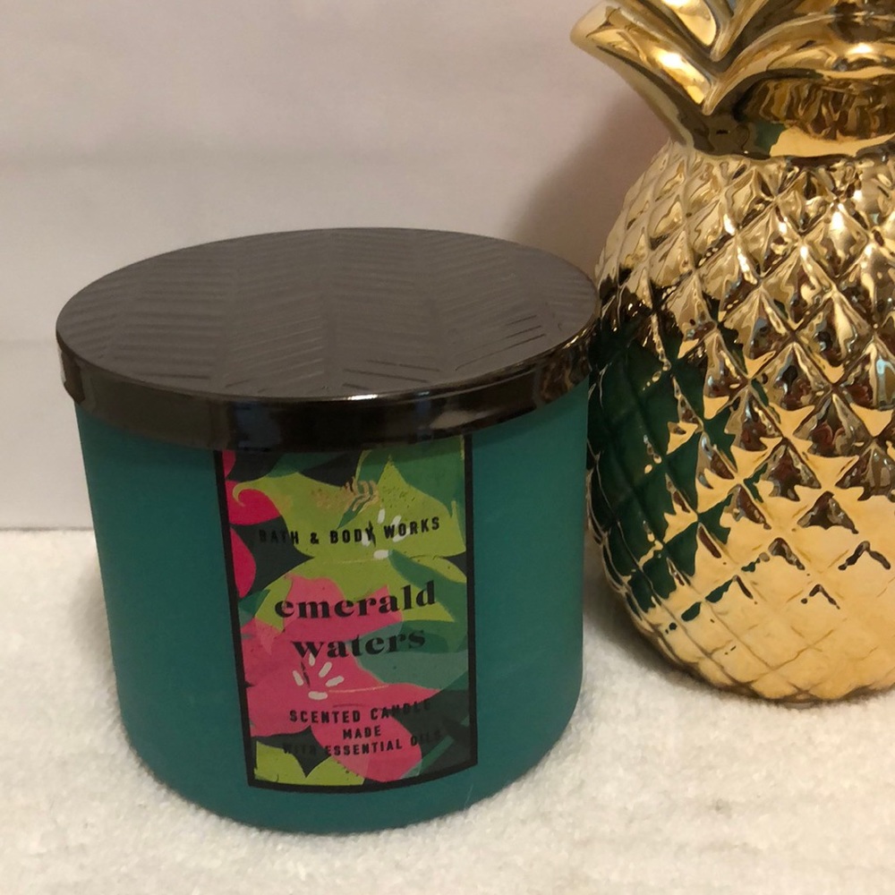 NWT Bath & Body Works Emerald Waters Scented 3 Wick Candle. Retired Scent.